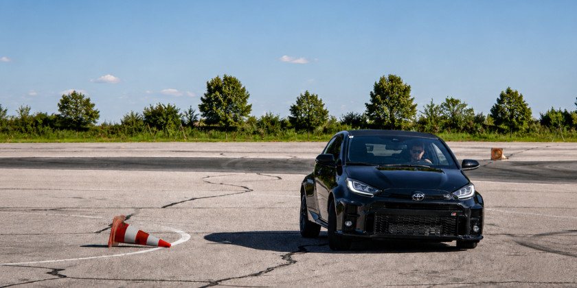GR Yaris auf Autoslalom - Bild mit KI generiert