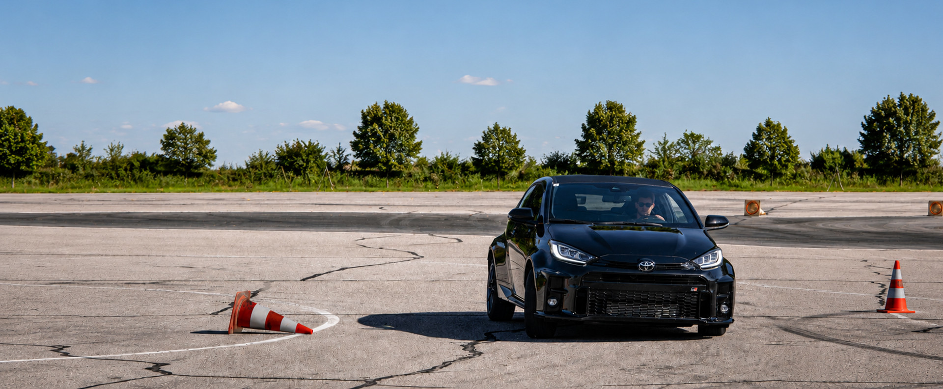 GR Yaris auf Autoslalom - Bild mit KI generiert