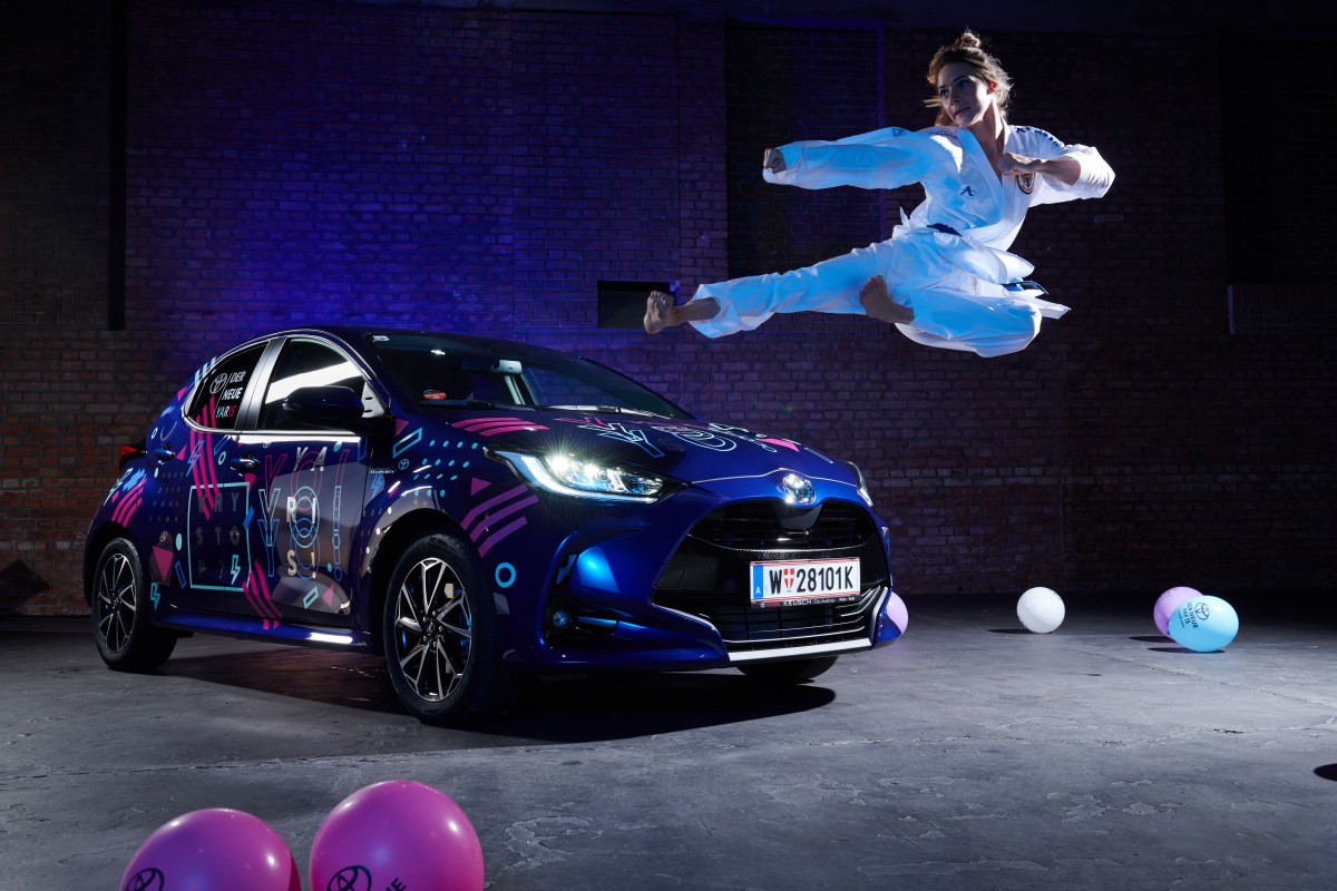 Bettina Plank fliegt auf den neuen Toyota Yaris Hybrid