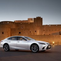 Lexus LS vor einer Burg