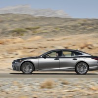 Lexus LS fährt in einer steinigen Gegend