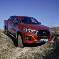 Toyota Hilux im Gelände Frontansicht