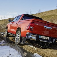 Toyota Hilux im Gelände Heckansicht