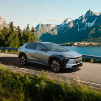 Toyota bZ4X dynamisch in den Bergen