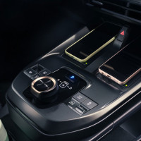 Toyota bZ4X Innenraum induktive Ladeschale