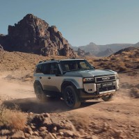 Toyota Land Cruiser in steiniger Landschaft