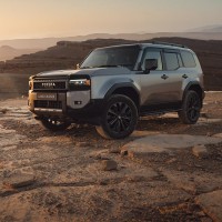 Toyota Land Cruiser auf Felsen