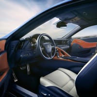 Der Innenraum des Lexus LC mit Semianilederausstattung Orange, Blau, Sandgrau
