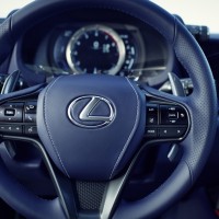 Lexus LC Cockpit in Blau
