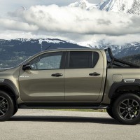 Toyota Hilux mit Berge im Hintergrund