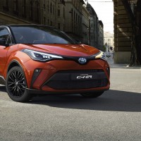 Toyota C-HR - Frontansicht - Fußgängerübergang