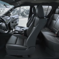 Toyota Hilux Fahrer- und Rücksitzbereich
