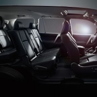 Toyota Land Cruiser Seitenansicht Innen mit schwarzem Leder