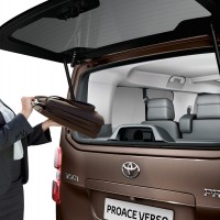 Toyota Proace Verso mit praktischer Extraöffnung des Kofferraumes
