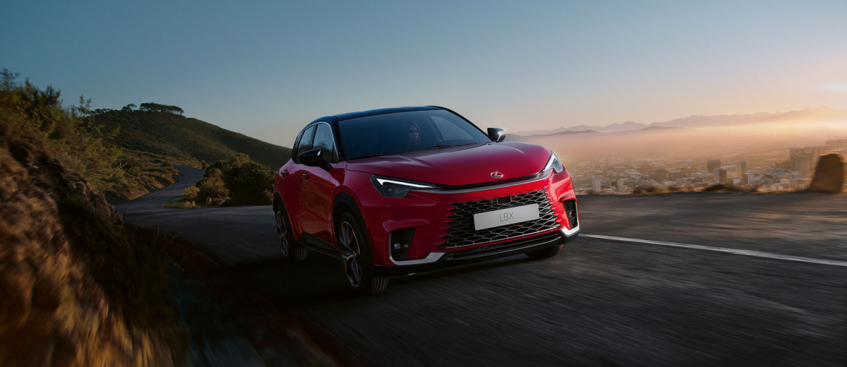 Lexus LBX dynamisch 