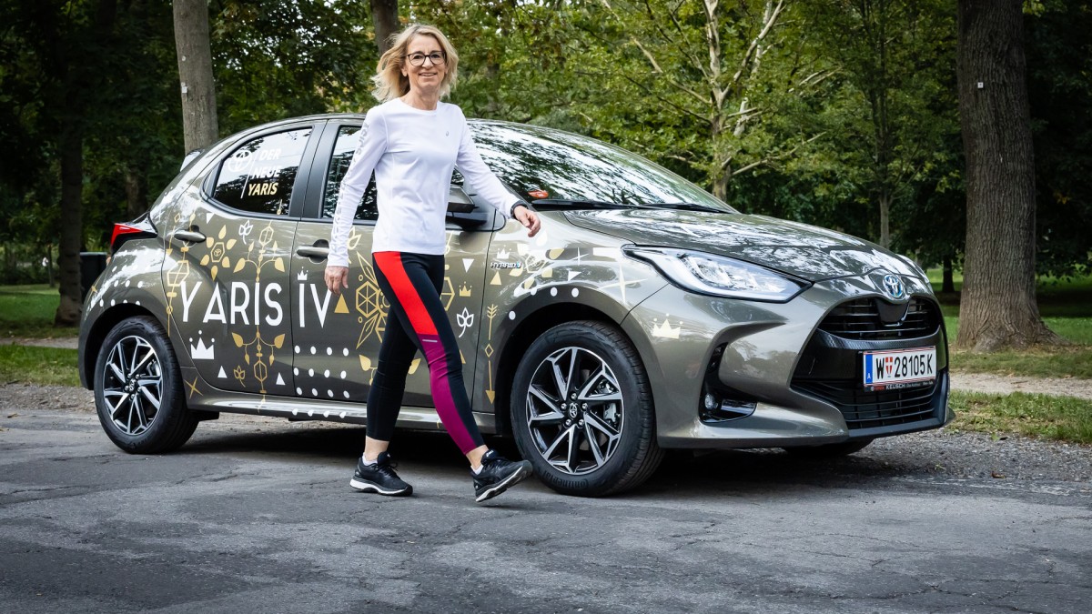 Ilse Dippmann mit dem neuen Toyota Yaris Hybrid