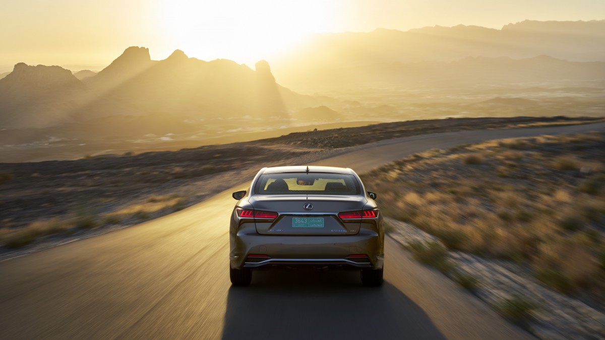 Lexus LS bei Sonnenuntergang Hinteransaicht