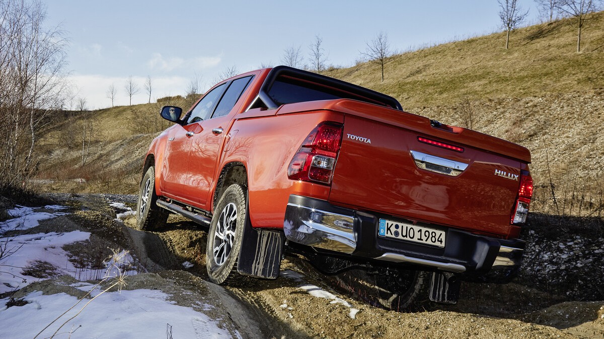 Toyota Hilux im Gelände Heckansicht