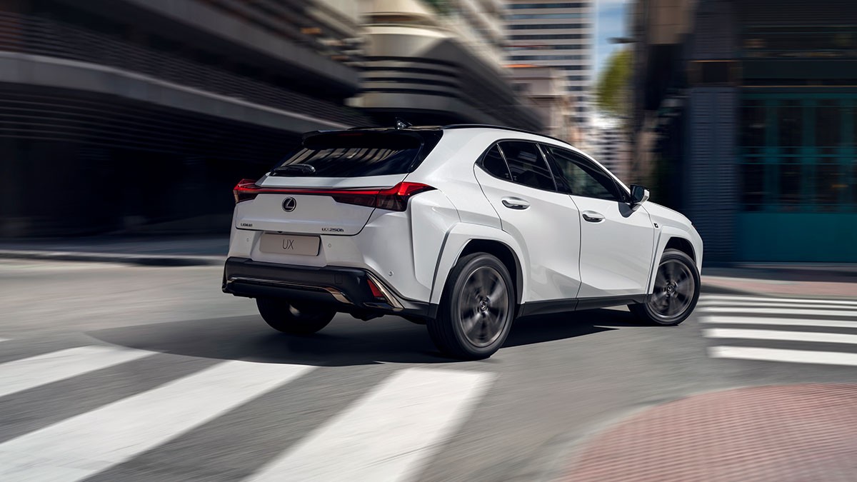 Lexus UX250h MY 23 Heckansicht