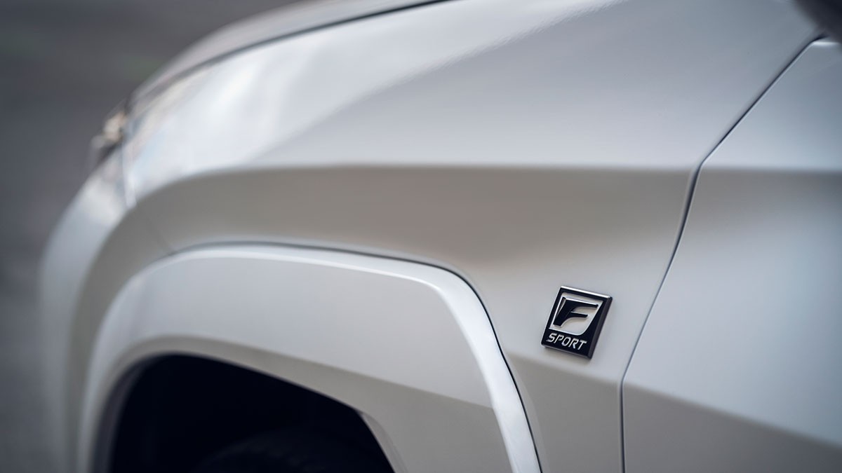 Lexus UX250h MY 23 F-Sport Emblem