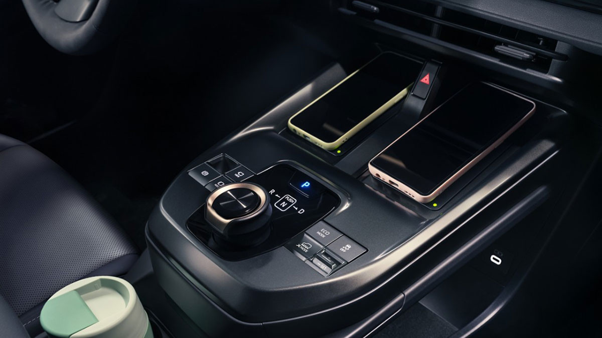 Toyota bZ4X Innenraum induktive Ladeschale