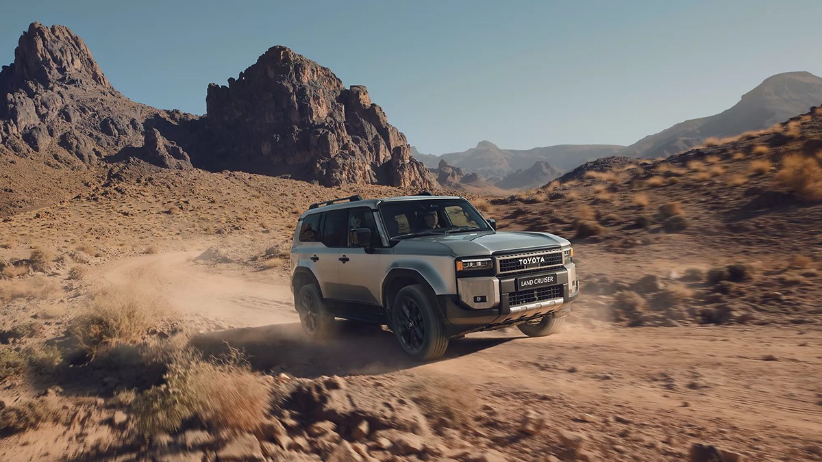 Toyota Land Cruiser in steiniger Landschaft