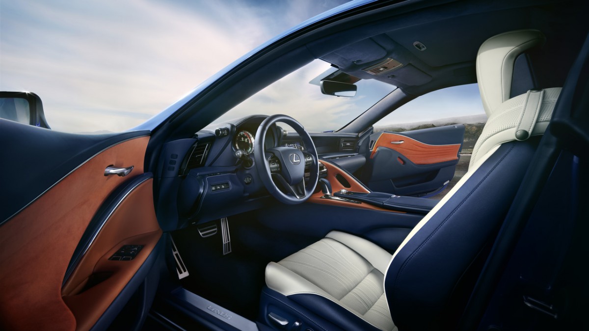 Der Innenraum des Lexus LC mit Semianilederausstattung Orange, Blau, Sandgrau