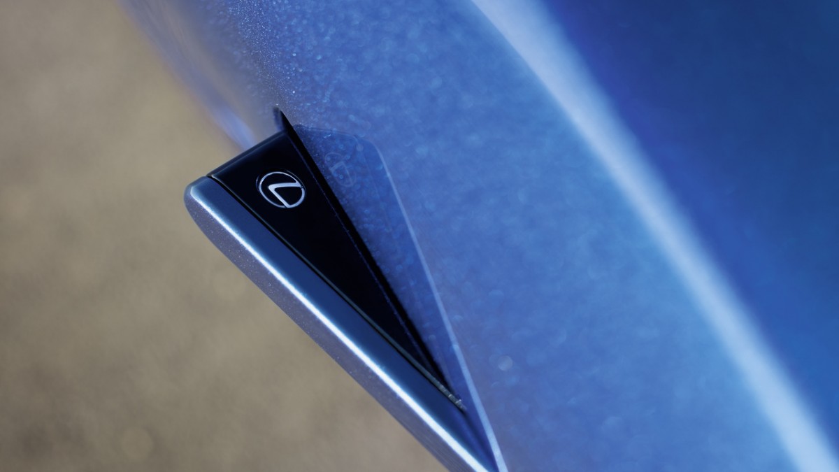 Detailansicht der Türschnalle des Lexus LC