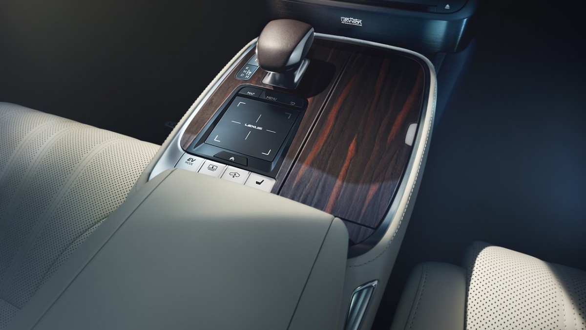 Lexus LS Mittelkonsole mit Schaltknauf