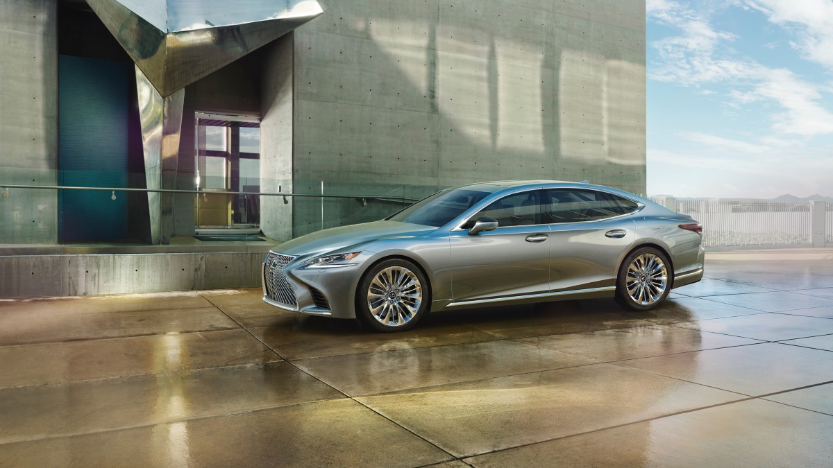 Lexus LS steht vor einem Gebäude aus Sichtbeton