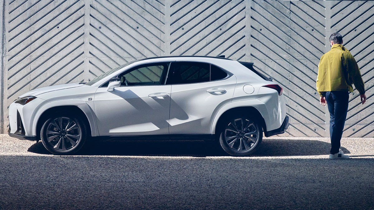 Lexus UX250h MY 23 Seitenansicht