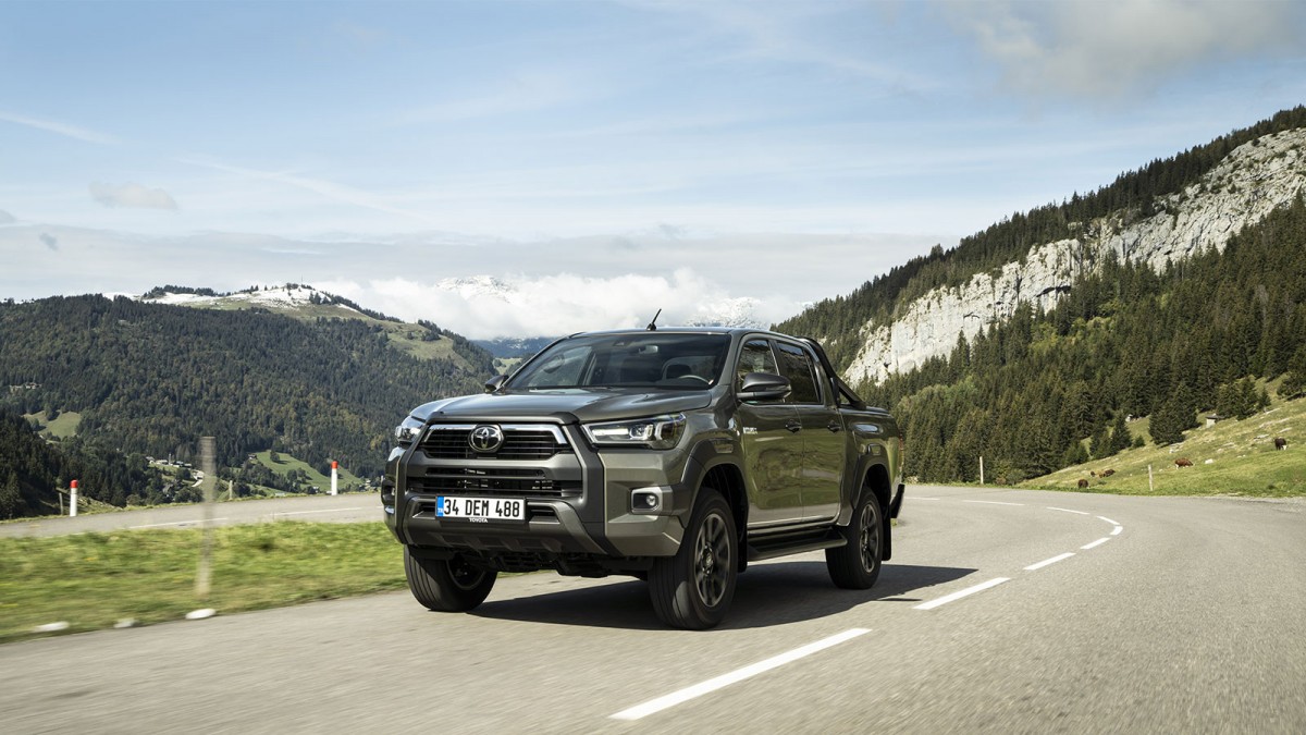 Toyota Hilux auf der Straße