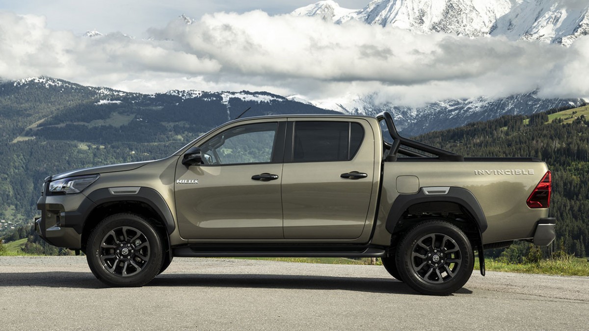 Toyota Hilux mit Berge im Hintergrund