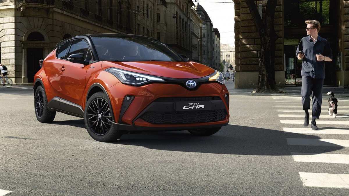 Toyota C-HR - Frontansicht - Fußgängerübergang