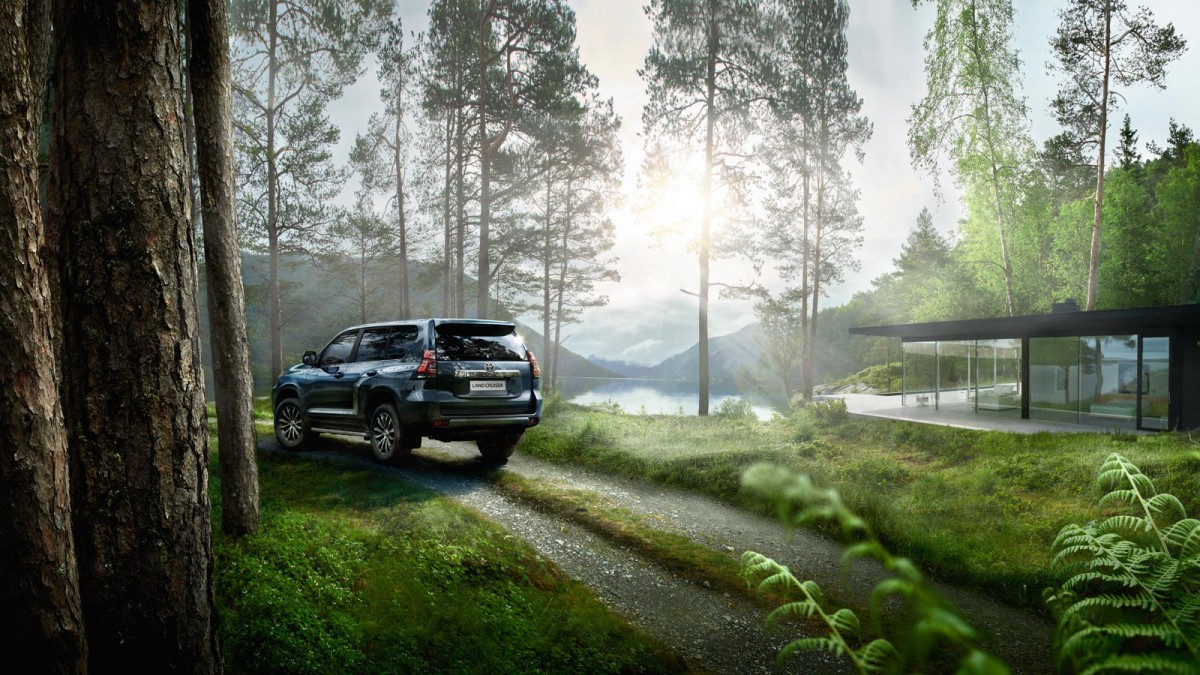 Toyota Land Cruiser im Wald