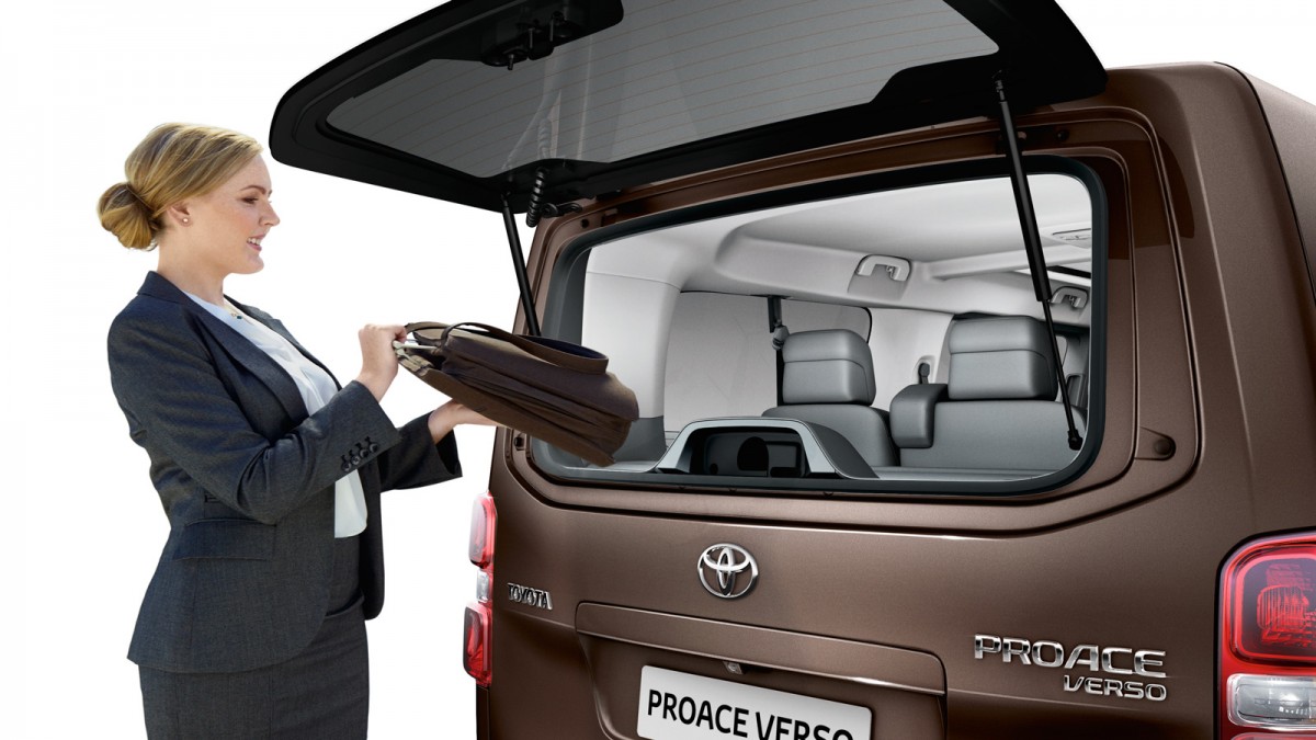 Toyota Proace Verso mit praktischer Extraöffnung des Kofferraumes