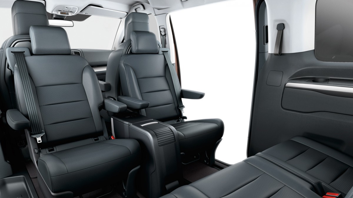 Die zweite Sitzreihe des Toyota Proace Verso ist 180 Grad drehbar.