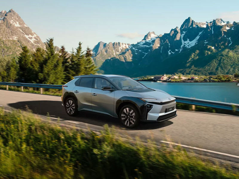 Toyota bZ4X in den Bergen