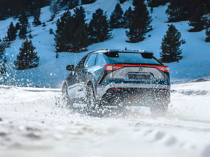 Toyota bZ4X auf Schneeuntergrund
