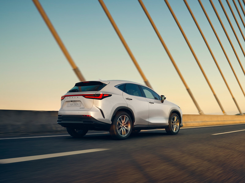 Lexus NX fährt auf einer Brücke